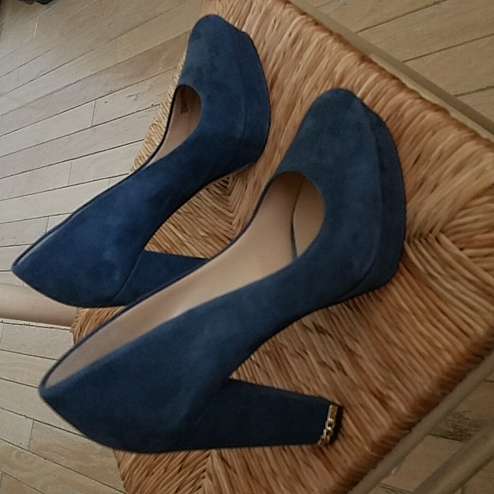 🆕️Michael Kors Navy Seude Pumps size 8